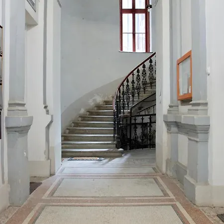 Luxury By Hi5- Location